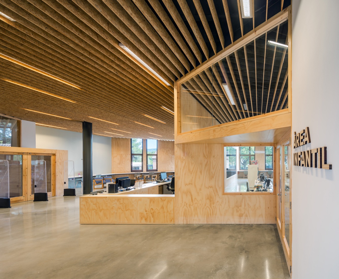 Inside view. Community centre 'El Roure' and library 'La Ginesta' by Calderon-Folch-Sarsanedas Arquitectes. Photograph © Pol Viladoms.