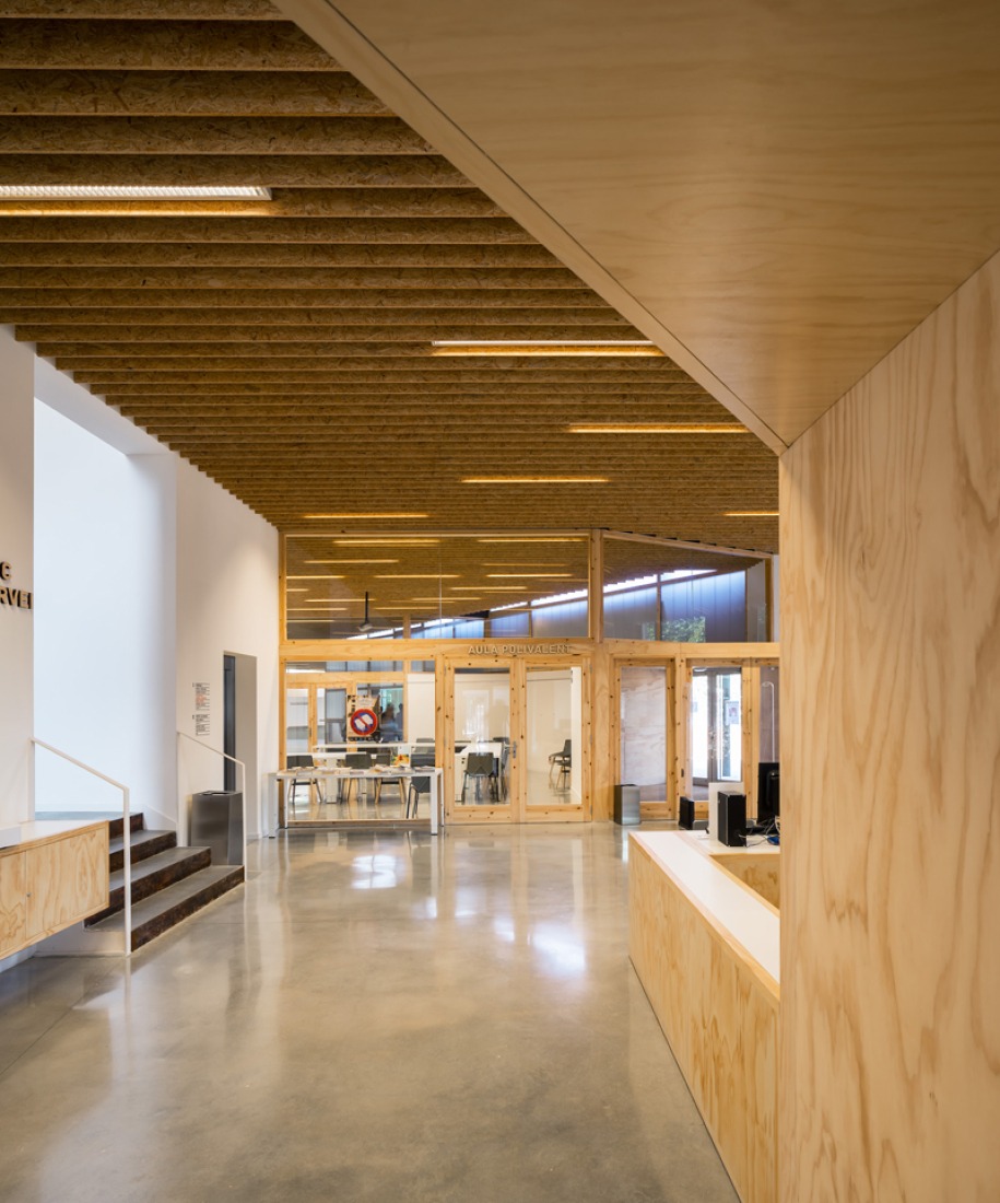 Inside view. Community centre 'El Roure' and library 'La Ginesta' by Calderon-Folch-Sarsanedas Arquitectes. Photograph © Pol Viladoms.