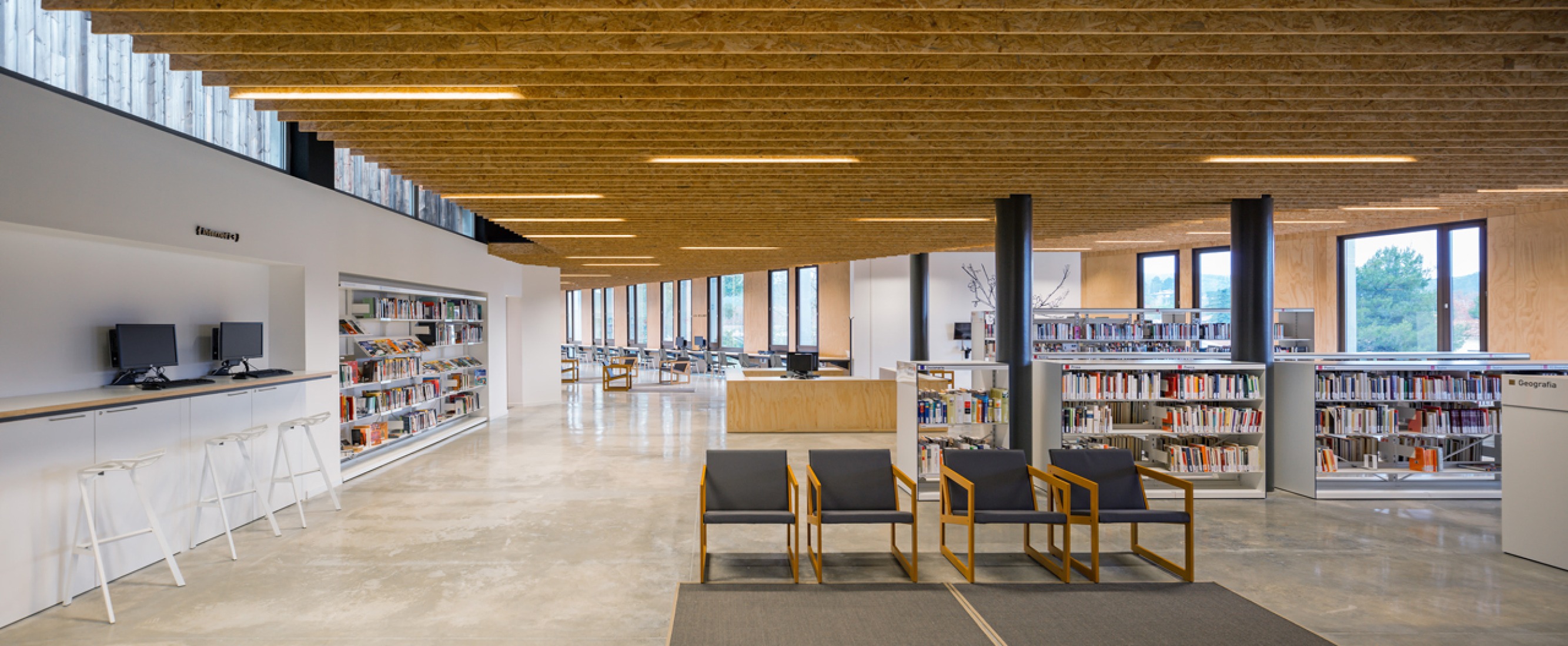 Inside view. Community centre 'El Roure' and library 'La Ginesta' by Calderon-Folch-Sarsanedas Arquitectes. Photograph © Pol Viladoms.