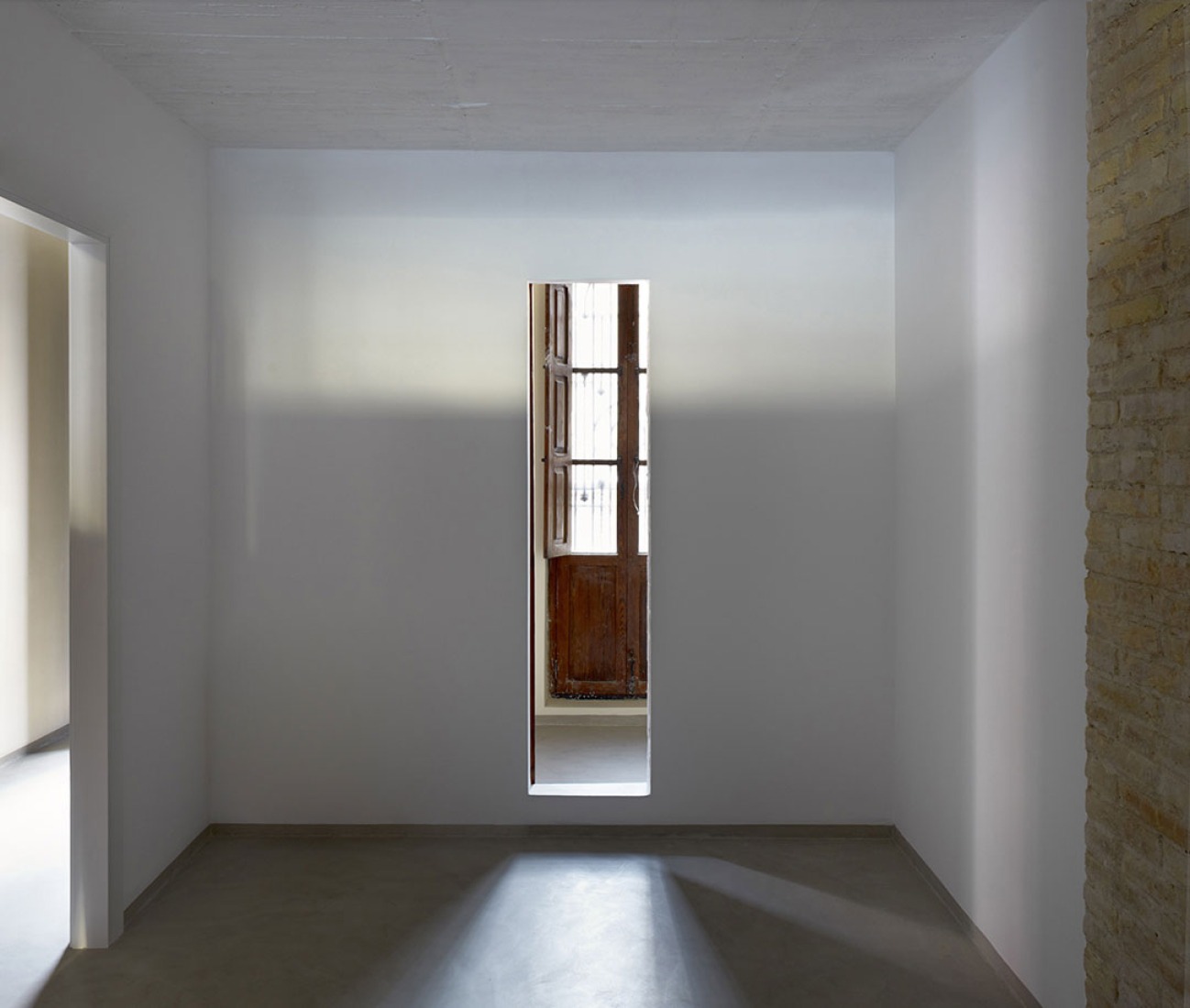 Vista interior. Reforma de vivienda en el Cabanyal por David Estal Herrero. Fotografía © Mariela Apollonio.