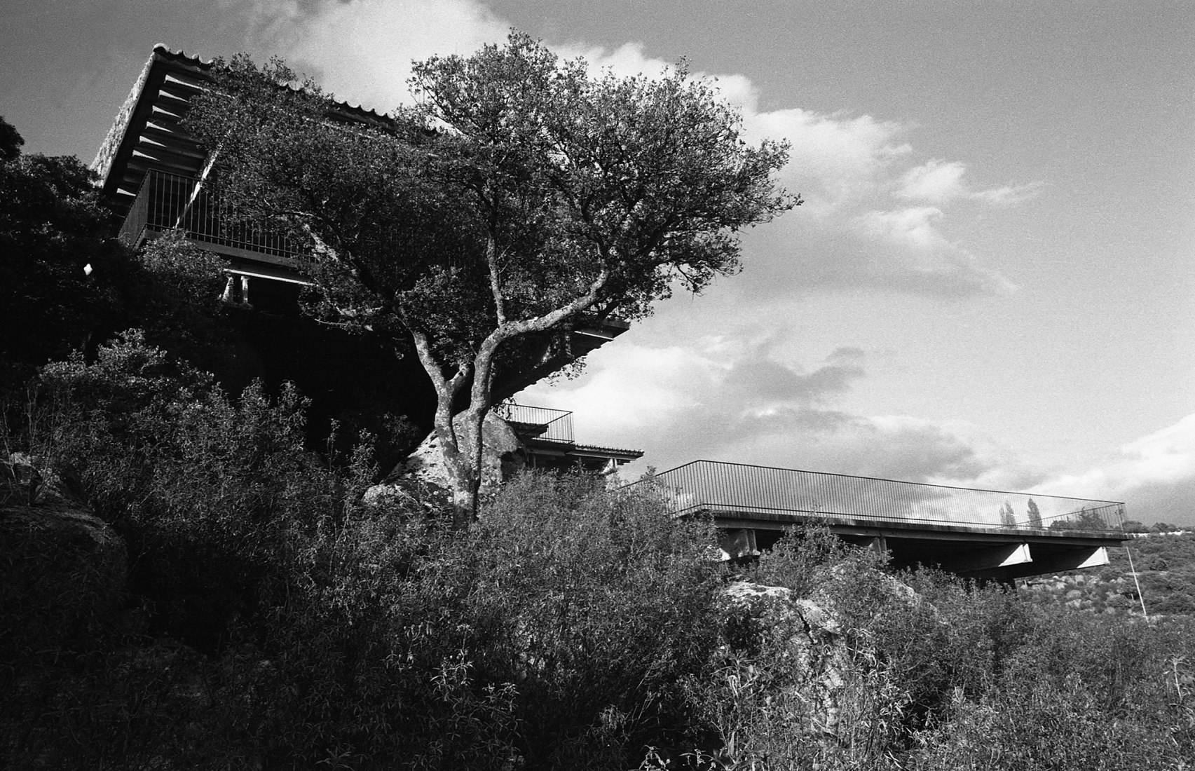 Casa Lucio Muñoz, Torrelodones, 1962-63 por Fernando Higueras. Imagen © Fundación Fernando Higueras, cortesía Museo ICO. 