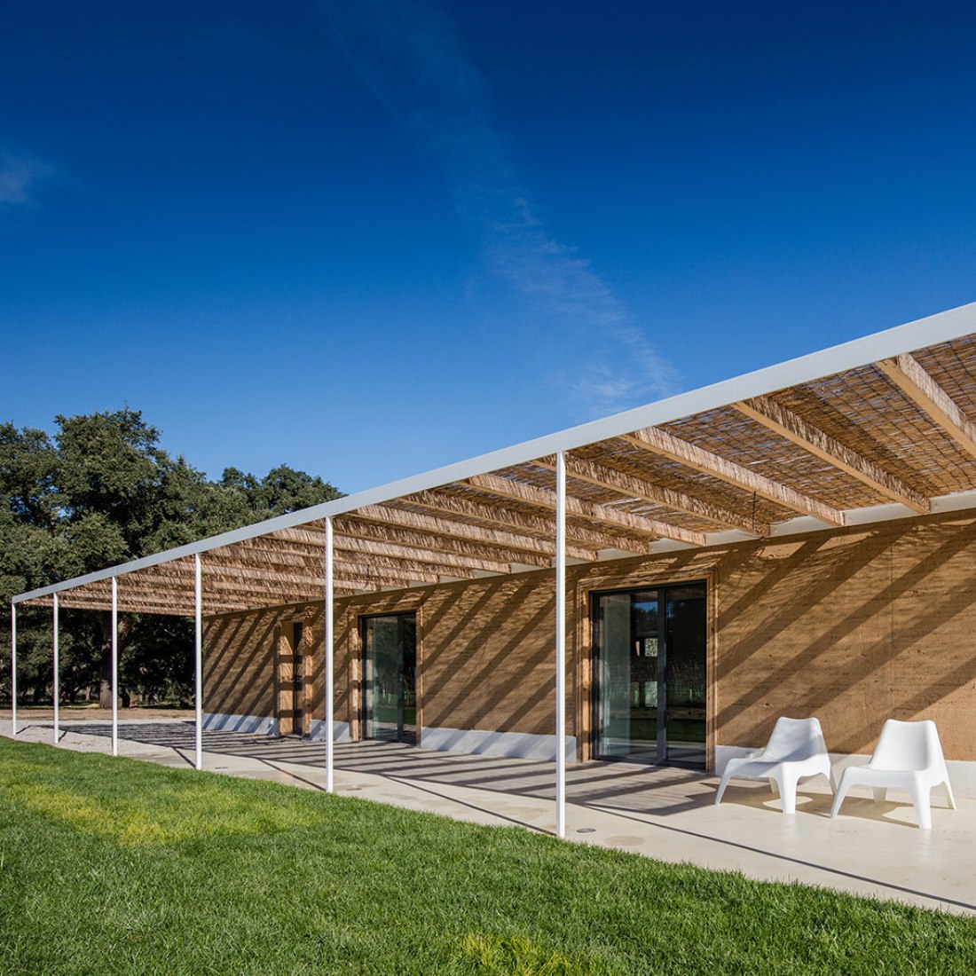 Exterior view of the plot. Vineyard house by Blaanc. Photography © João Morgado