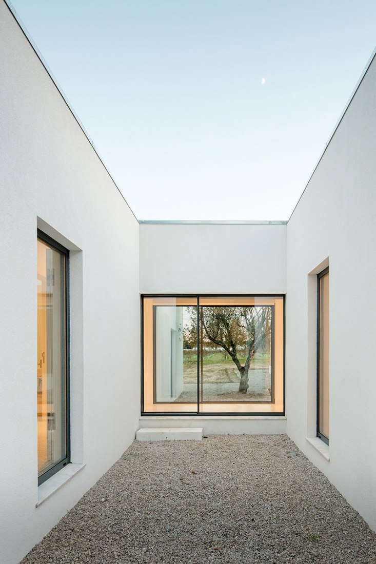 Exterior private area. Vineyard house by Blaanc. Photography © João Morgado.