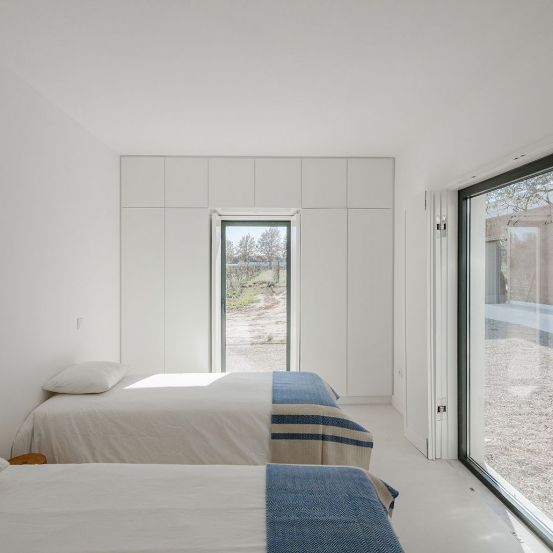 Interior view corridor. Vineyard house by Blaanc. Photography © João Morgado.