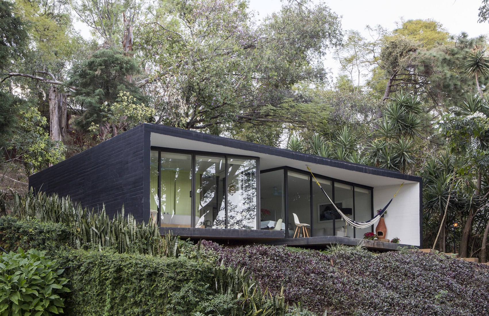 Exterior view. Tepoztlán Lounge by Cadaval & Solà-Morales. Photography © Diego Berruecos.