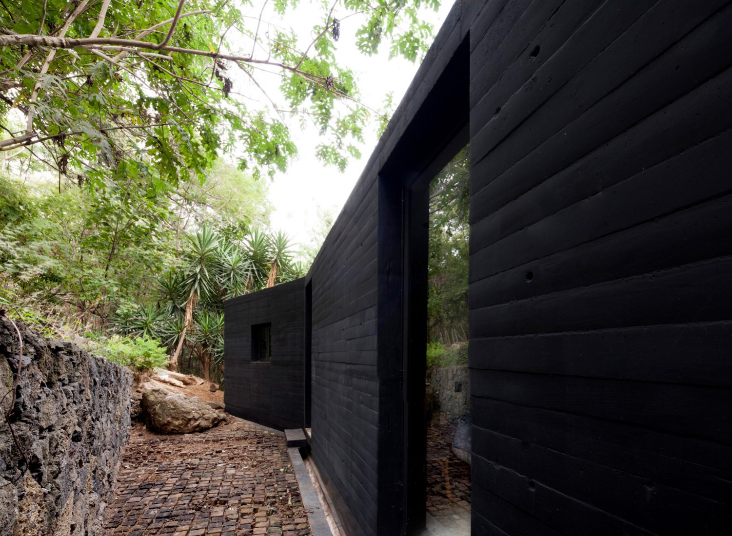 Exterior view. Tepoztlán Lounge by Cadaval & Solà-Morales. Photography © Sandra Pereznieto.