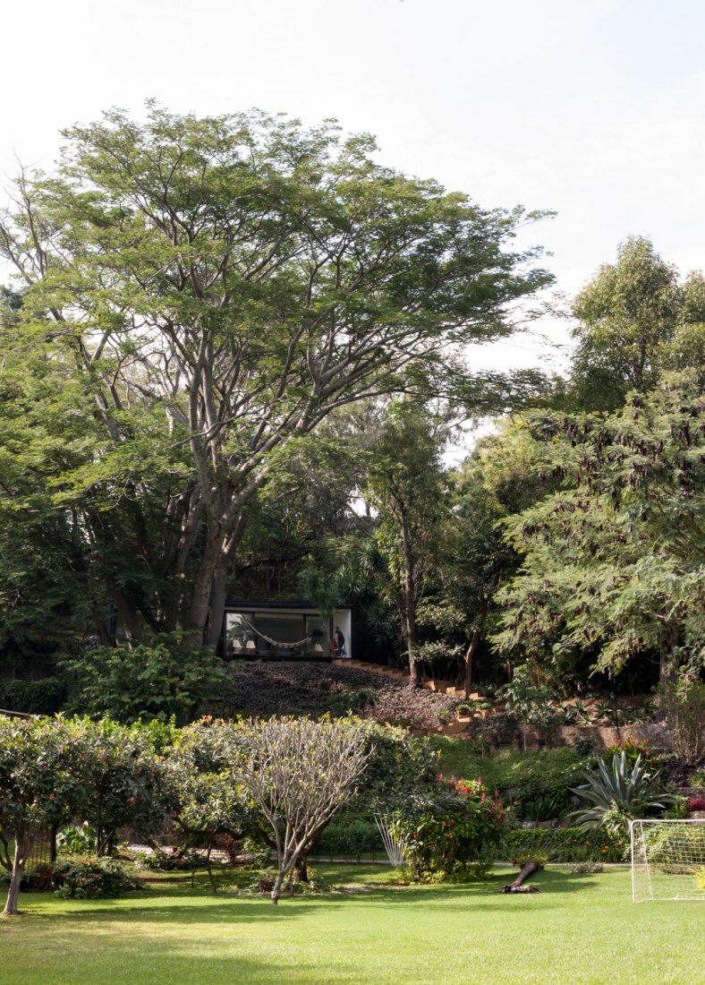 Exterior view. Tepoztlán Lounge by Cadaval & Solà-Morales. Photography © Sandra Pereznieto.