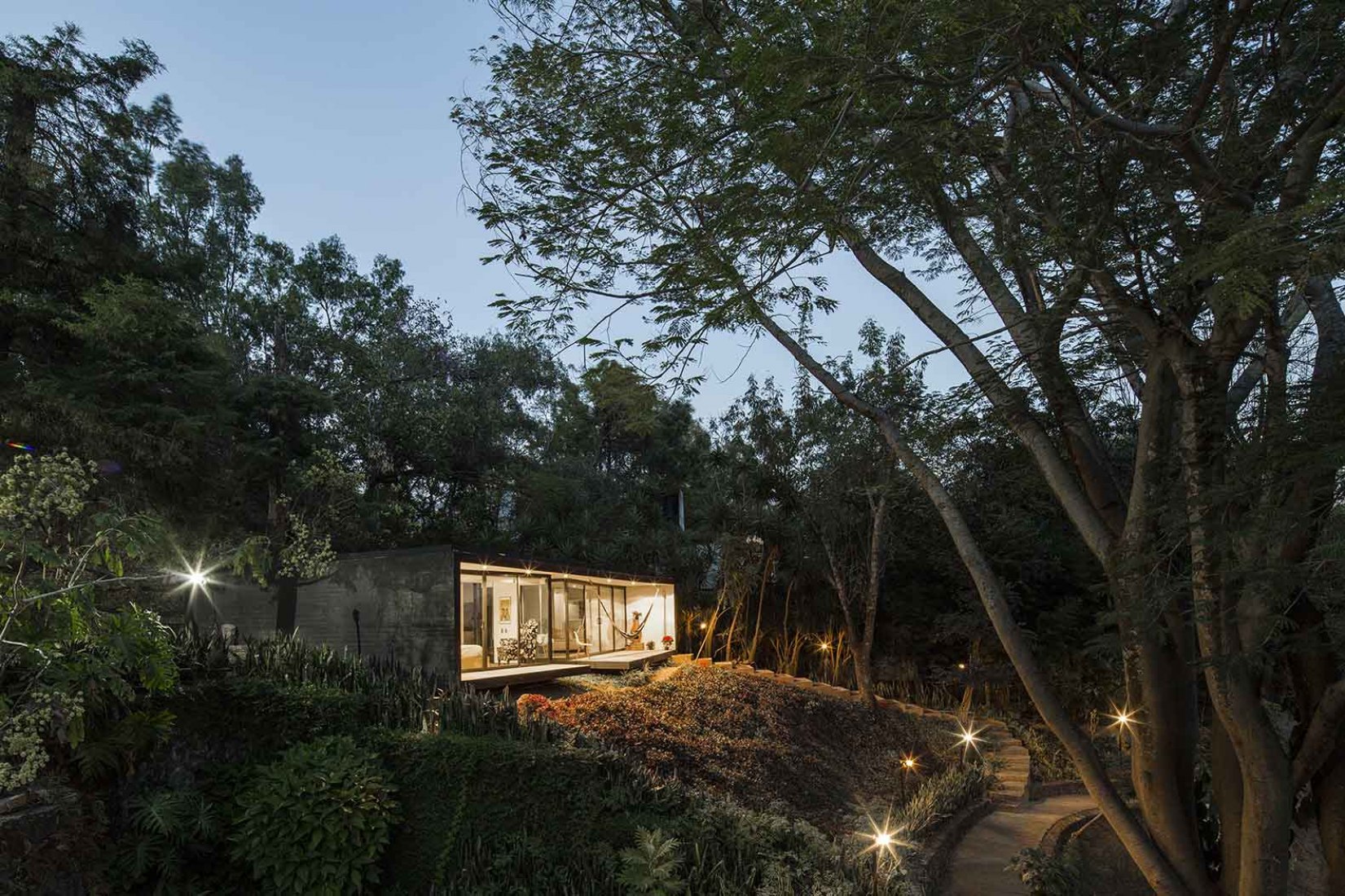 Exterior view at night. Tepoztlán Lounge by Cadaval & Solà-Morales. Photography © Diego Berruecos.