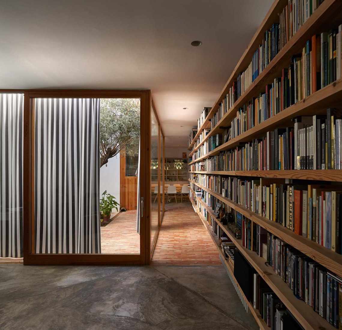 Inside view. Ricart house by Gradolí&Sanz. Photography © Mariela Apollonio.