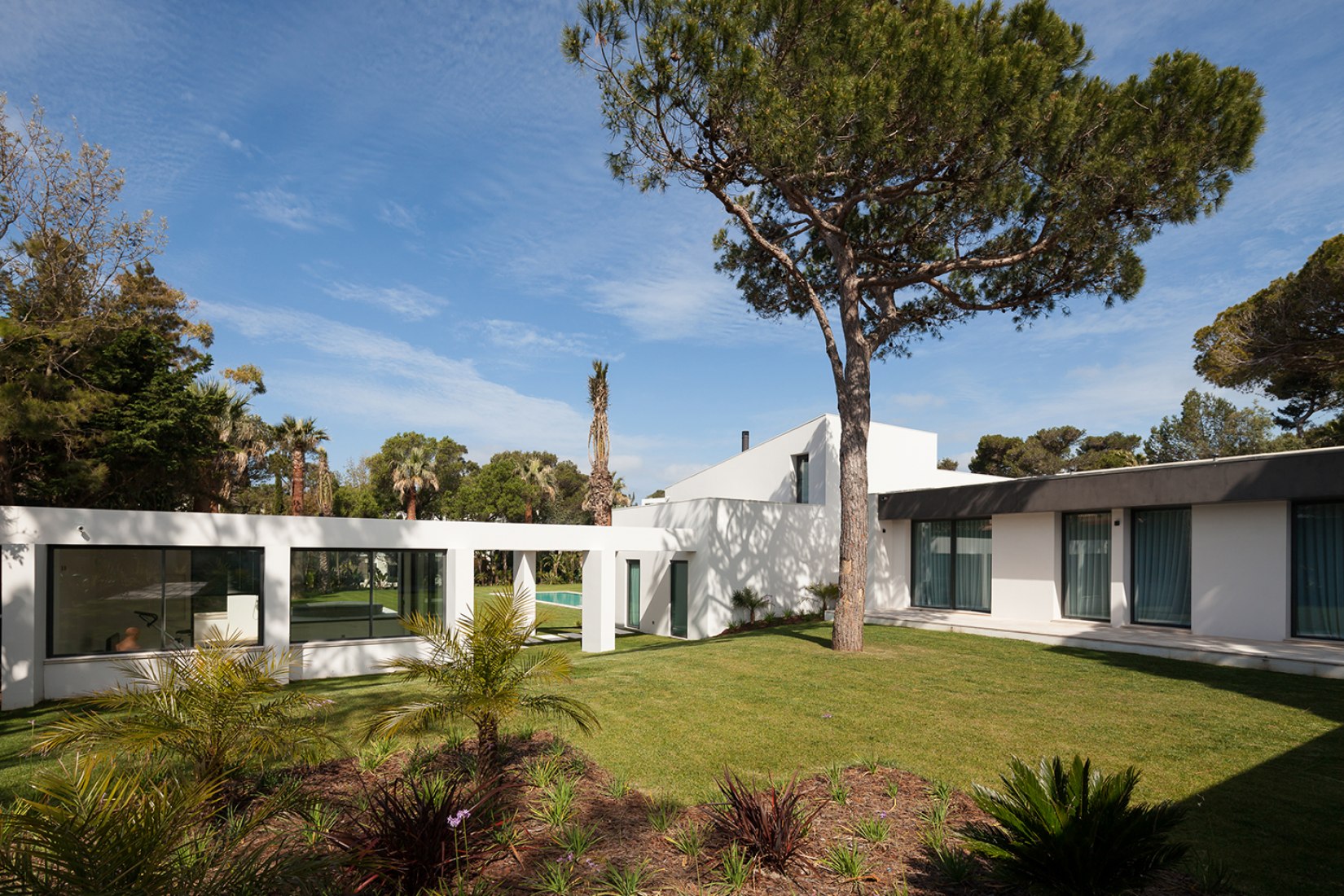 Vista exterior jardín. Casa P272 por Fragmentos de Arquitectura. Fotografía por Francisco Nogueira.