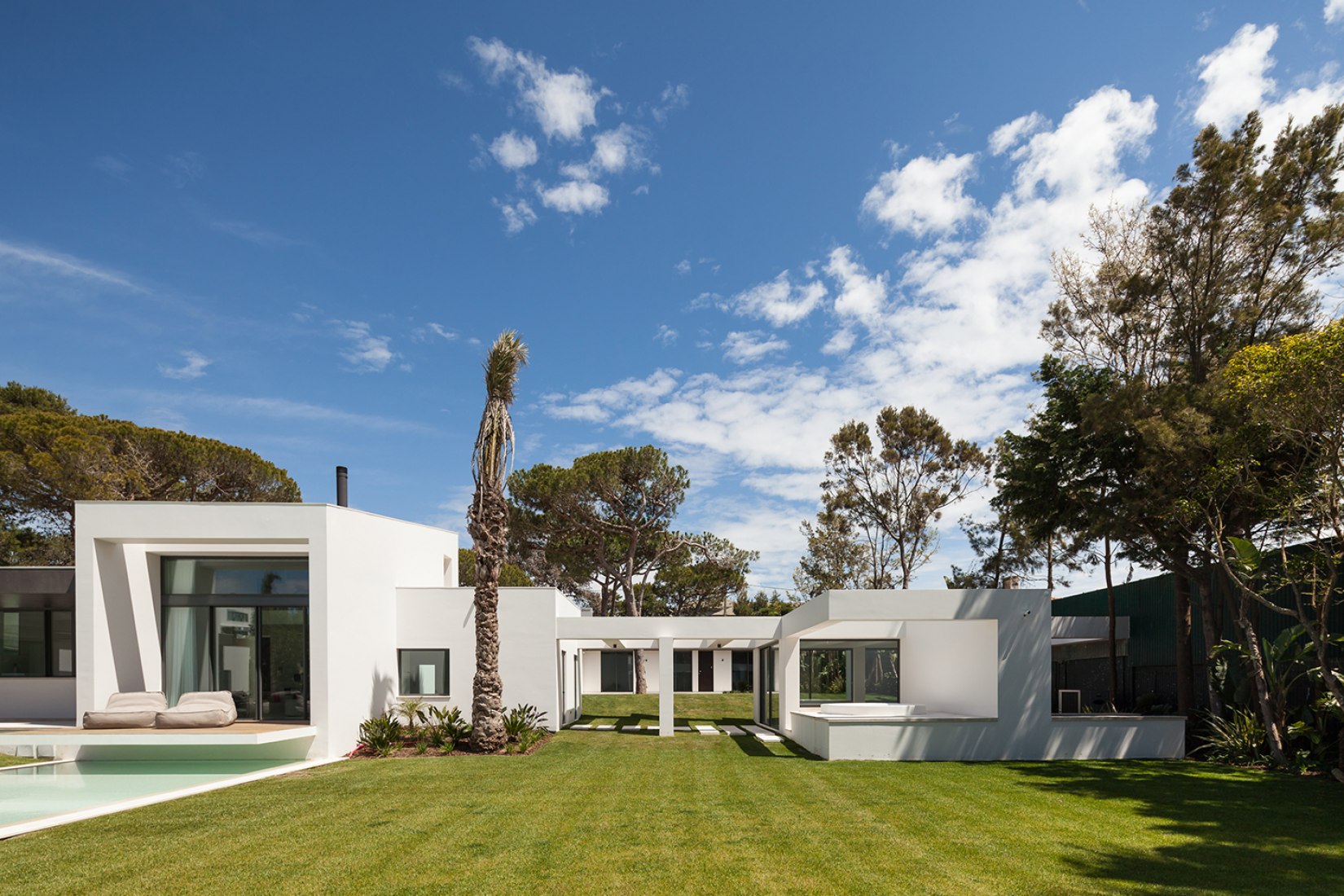 Vista exterior jardín. Casa P272 por Fragmentos de Arquitectura. Fotografía por Francisco Nogueira.