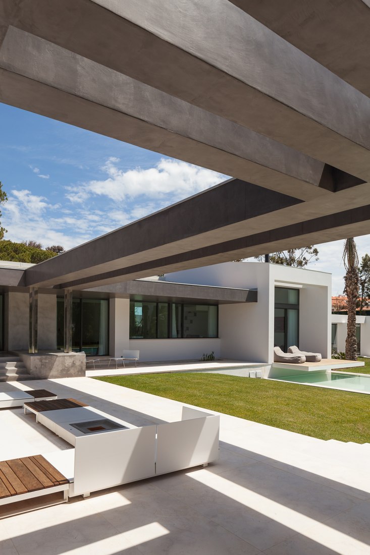 Exterior view. P272 House by Fragmentos de Arquitectura. Photography by Francisco Nogueira.