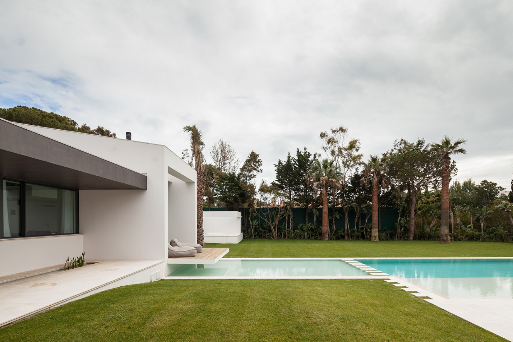 Vista exterior jardín. Casa P272 por Fragmentos de Arquitectura. Fotografía por Francisco Nogueira.