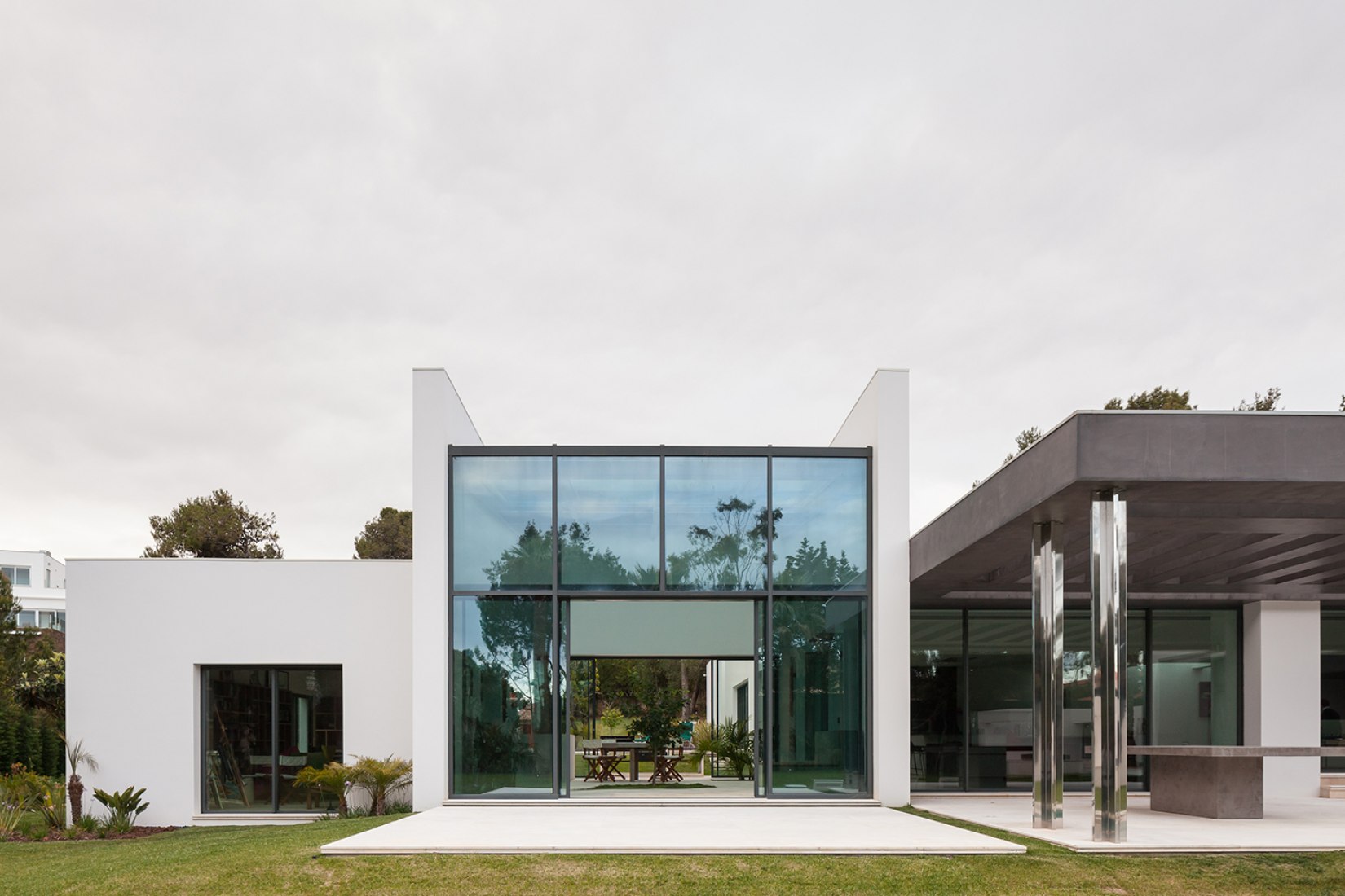 Exterior view. P272 House by Fragmentos de Arquitectura. Photography by Francisco Nogueira.