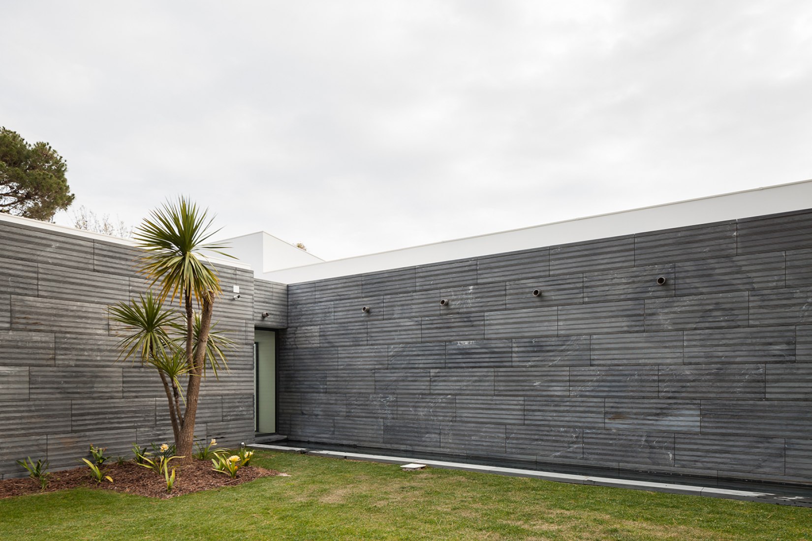 Vista exterior jardín. Casa P272 por Fragmentos de Arquitectura. Fotografía por Francisco Nogueira.