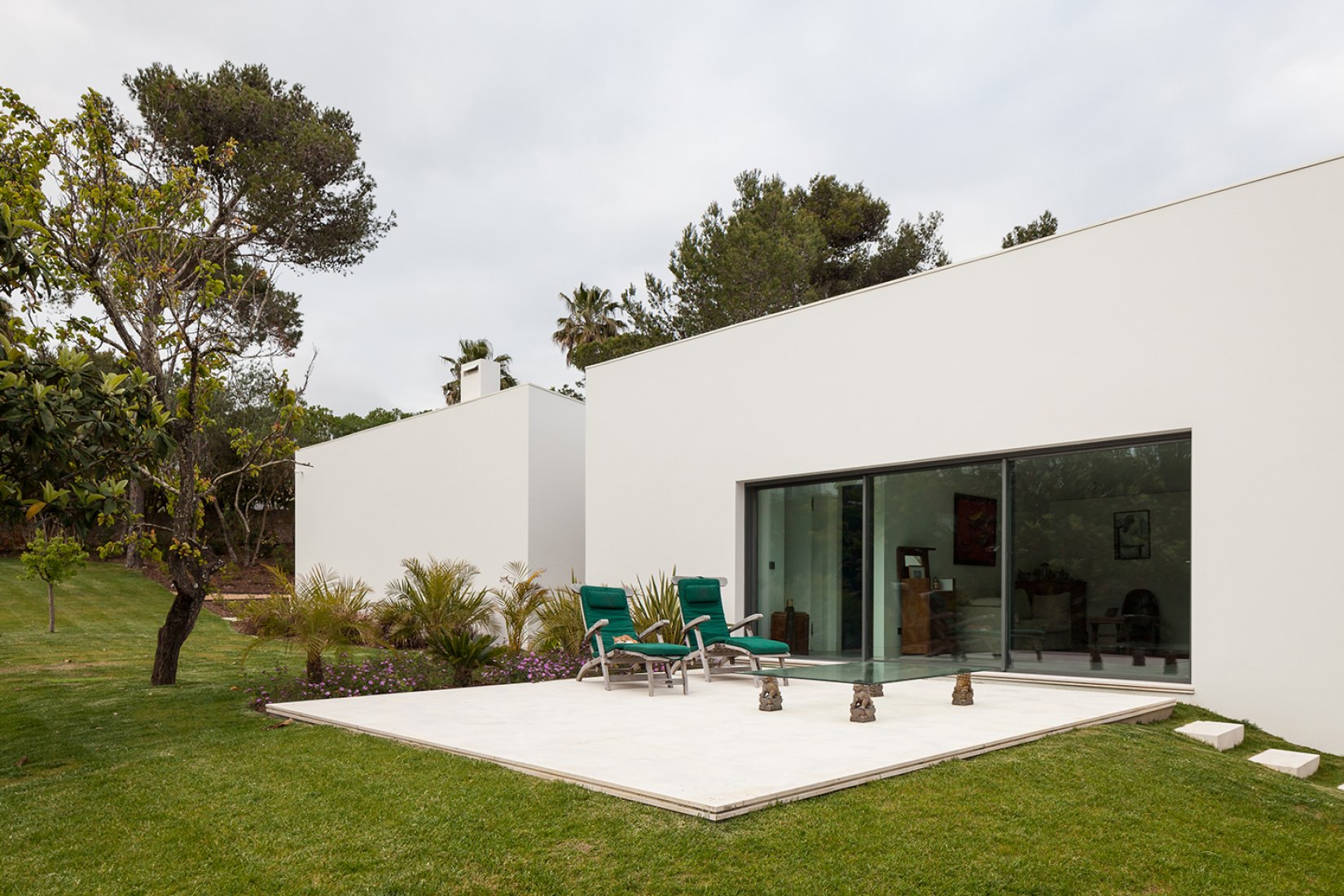 Exterior view. P272 House by Fragmentos de Arquitectura. Photography by Francisco Nogueira.