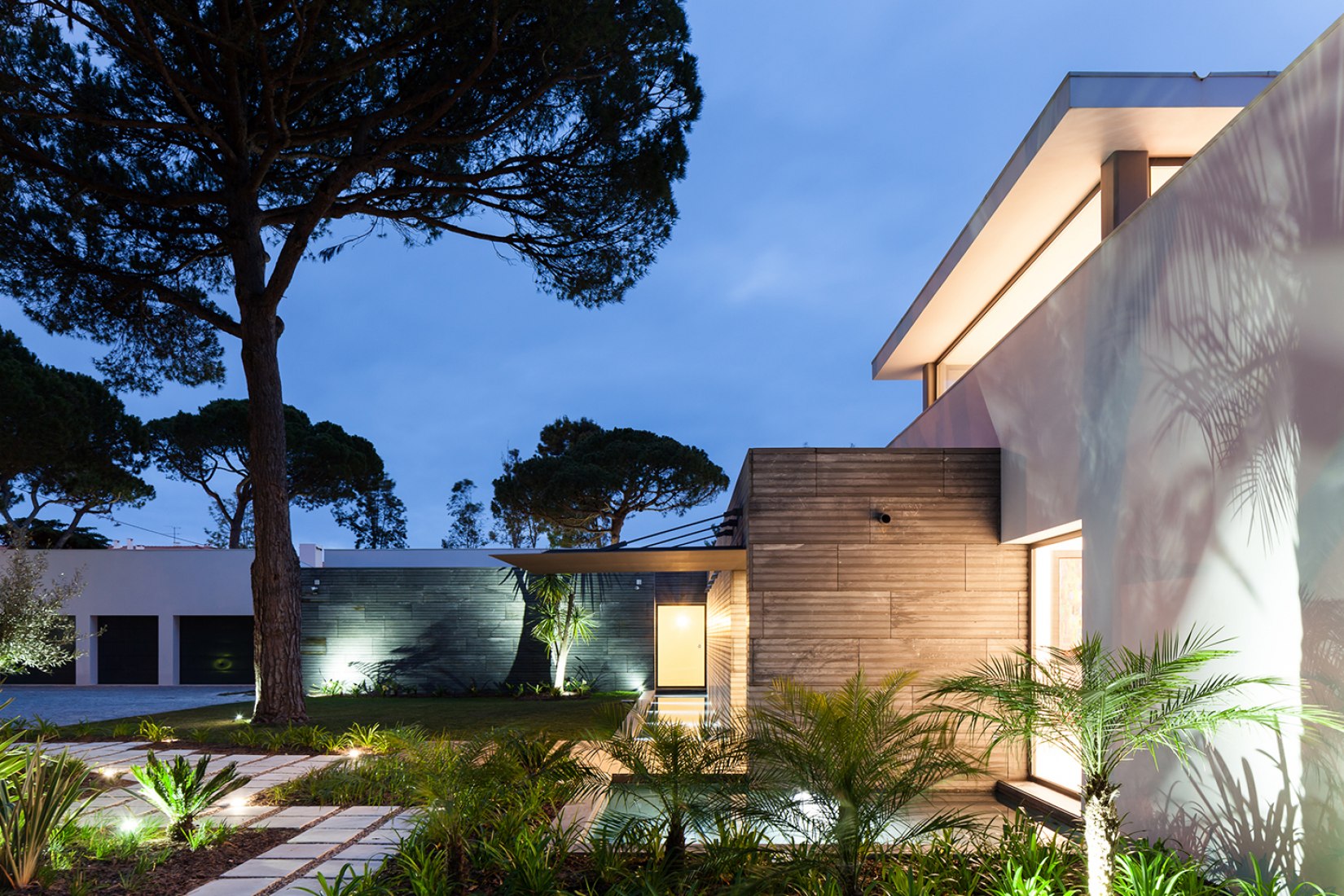 Exterior view at night. P272 House by Fragmentos de Arquitectura. Photography by Francisco Nogueira.