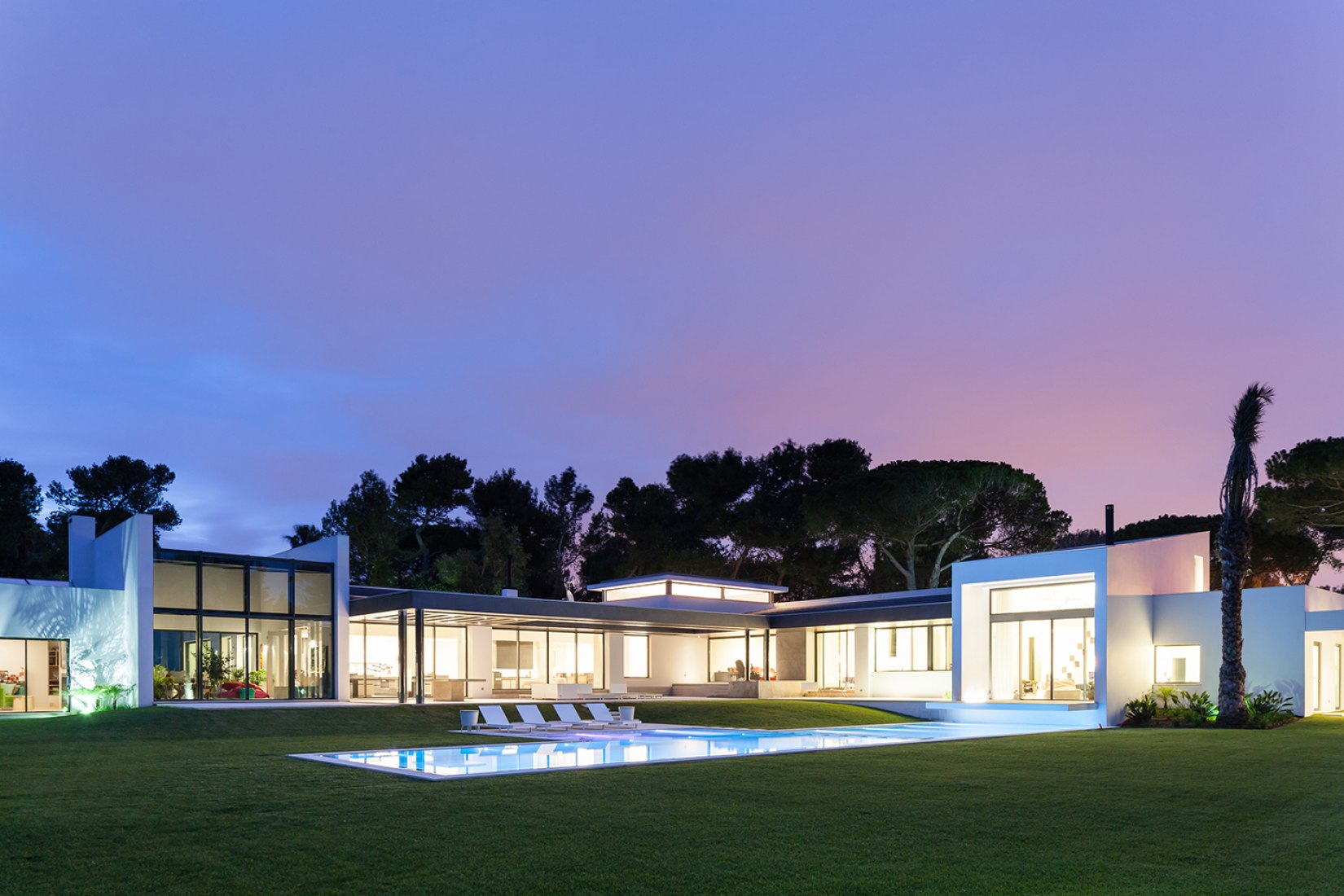 Vista exterior de noche. Casa P272 por Fragmentos de Arquitectura. Fotografía por Francisco Nogueira.