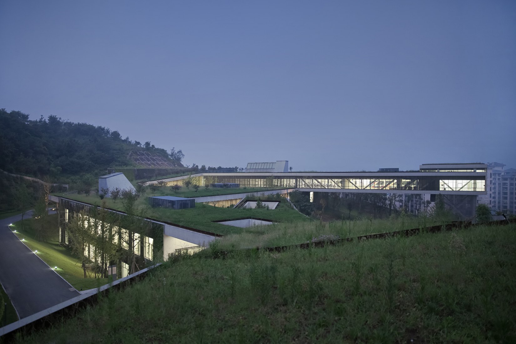 Vista exterior de noche. Centro comunitario Taoyuanju por Vector Arquitectura. Fotografía © Su Shengliang/Xiaokai Ma.