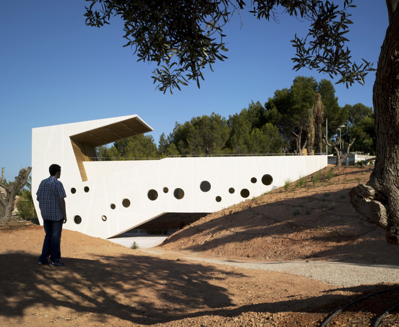 Overview. El Tossal Social Centre by CrystalZoo. Photograph © David Frutos. Click above to see larger image.