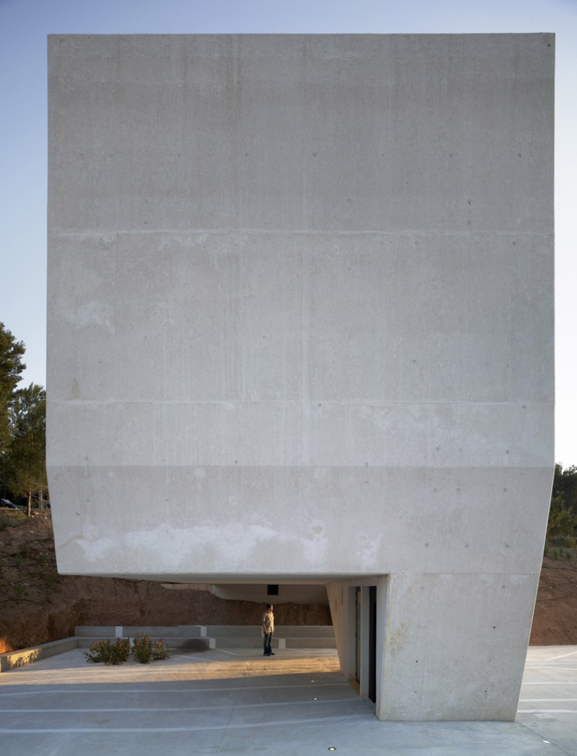 Facade towards residential developments. El Tossal Social Centre by CrystalZoo. Photograph © David Frutos.