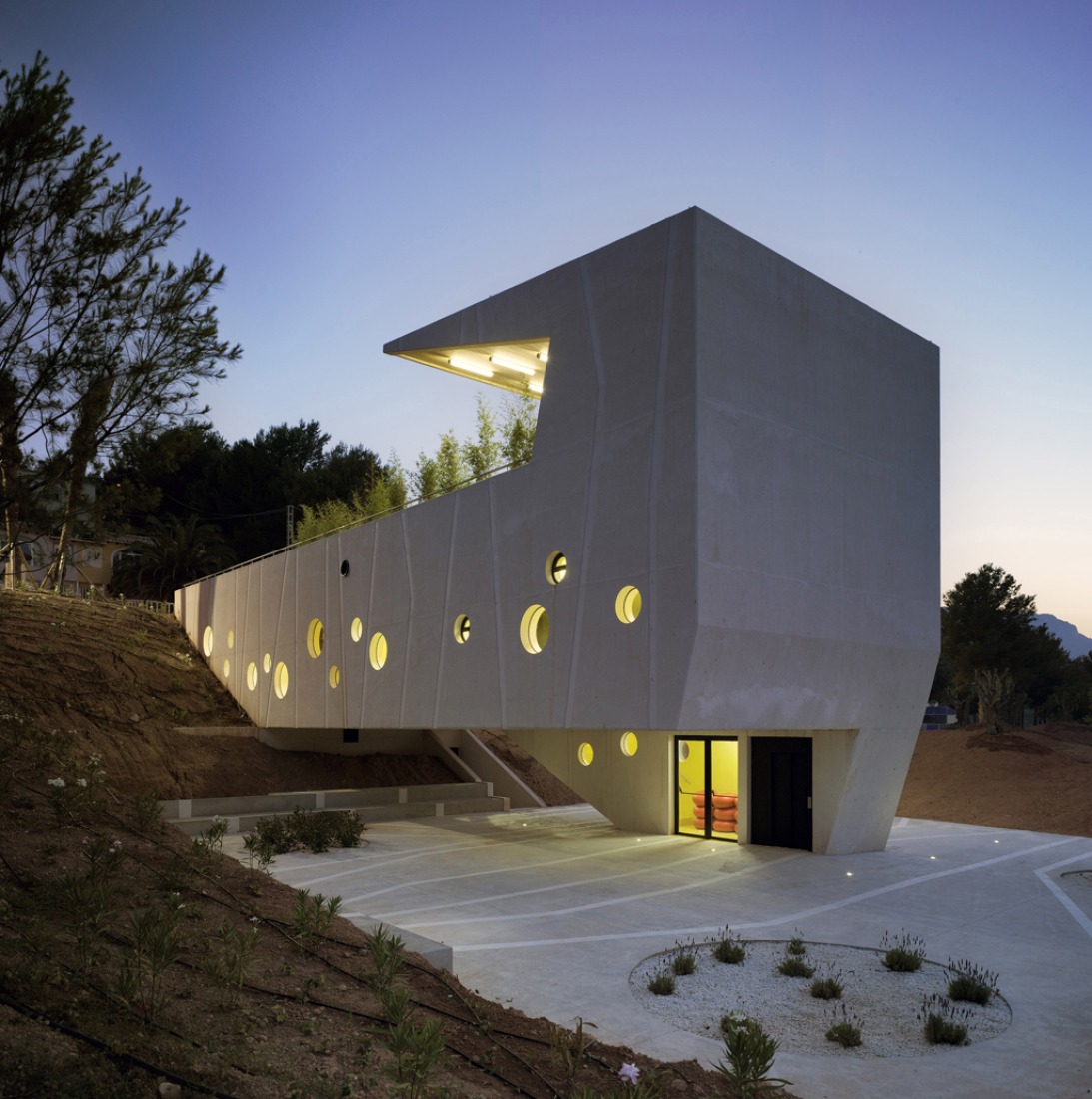 Outside night view. El Tossal Social Centre by CrystalZoo. Photograph © David Frutos.