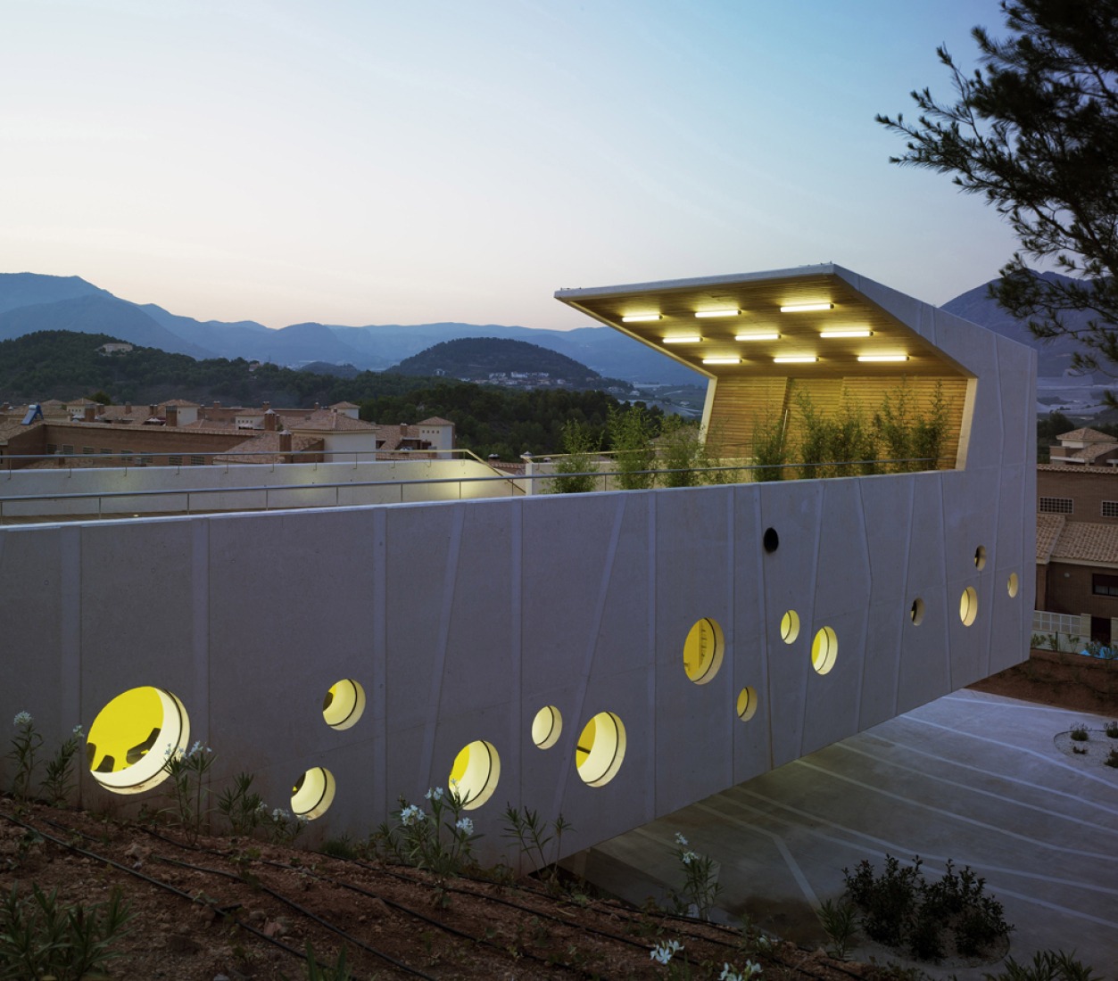 Outside night view. El Tossal Social Centre by CrystalZoo. Photograph © David Frutos. Click above to see larger image. 