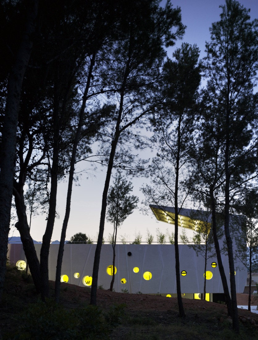 Outside night view. El Tossal Social Centre by CrystalZoo. Photograph © David Frutos.