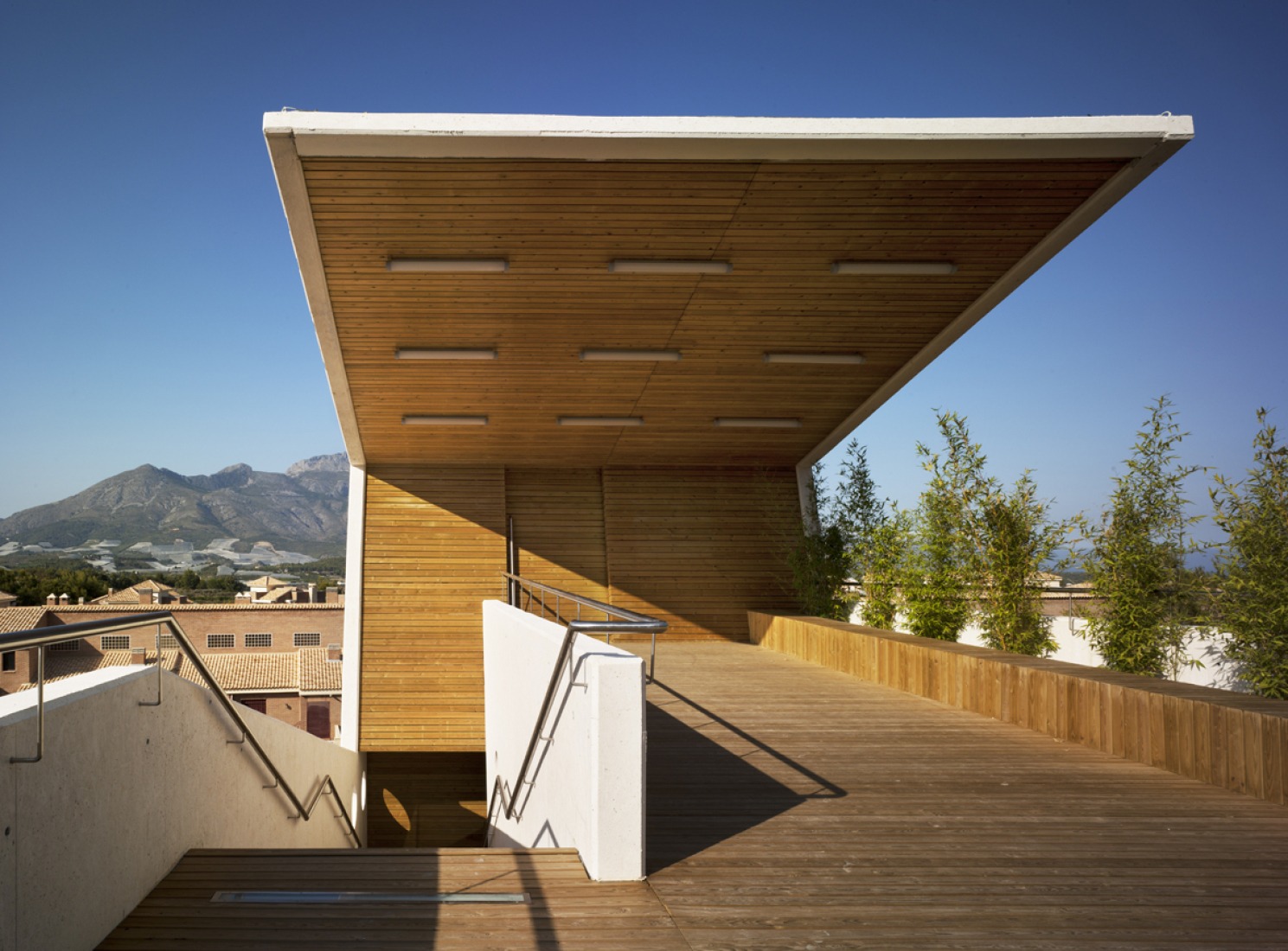 Entrance. El Tossal Social Centre by CrystalZoo. Photograph © David Frutos. Click above to see larger image.