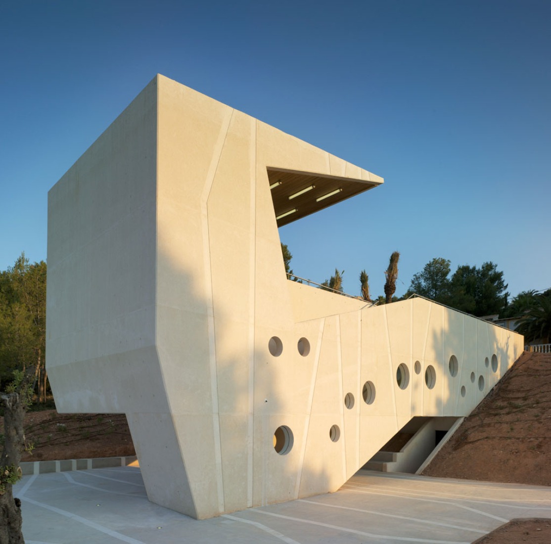 Outside view. El Tossal Social Centre by CrystalZoo. Photograph © David Frutos.