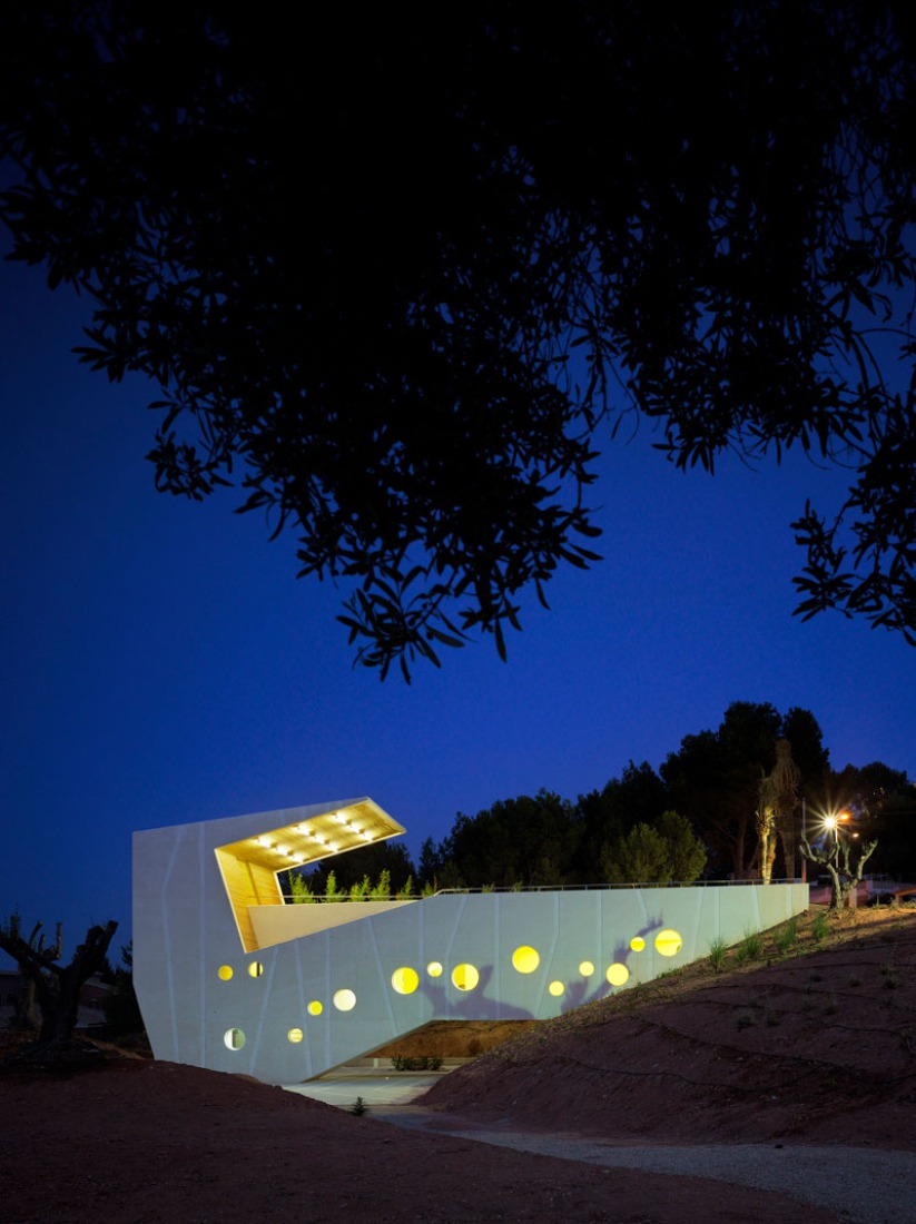 Outside night view. El Tossal Social Centre by CrystalZoo. Photograph © David Frutos.