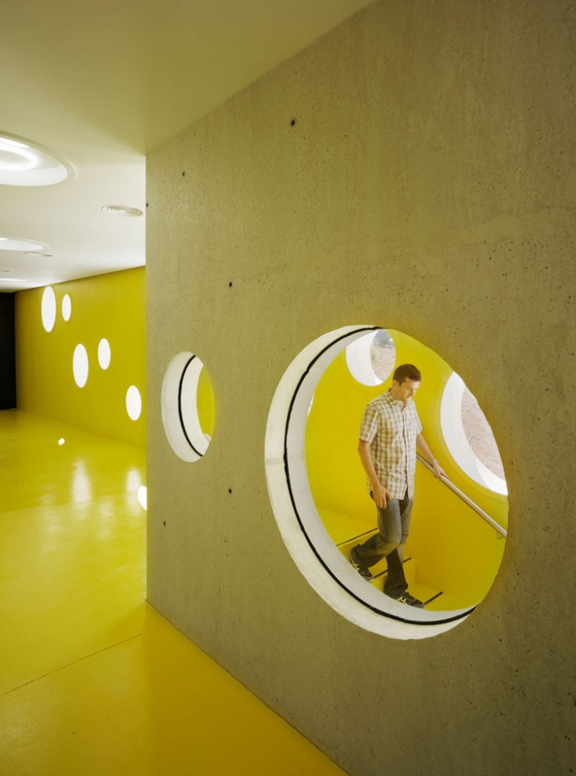 Interior view. El Tossal Social Centre by CrystalZoo. Photograph © David Frutos.