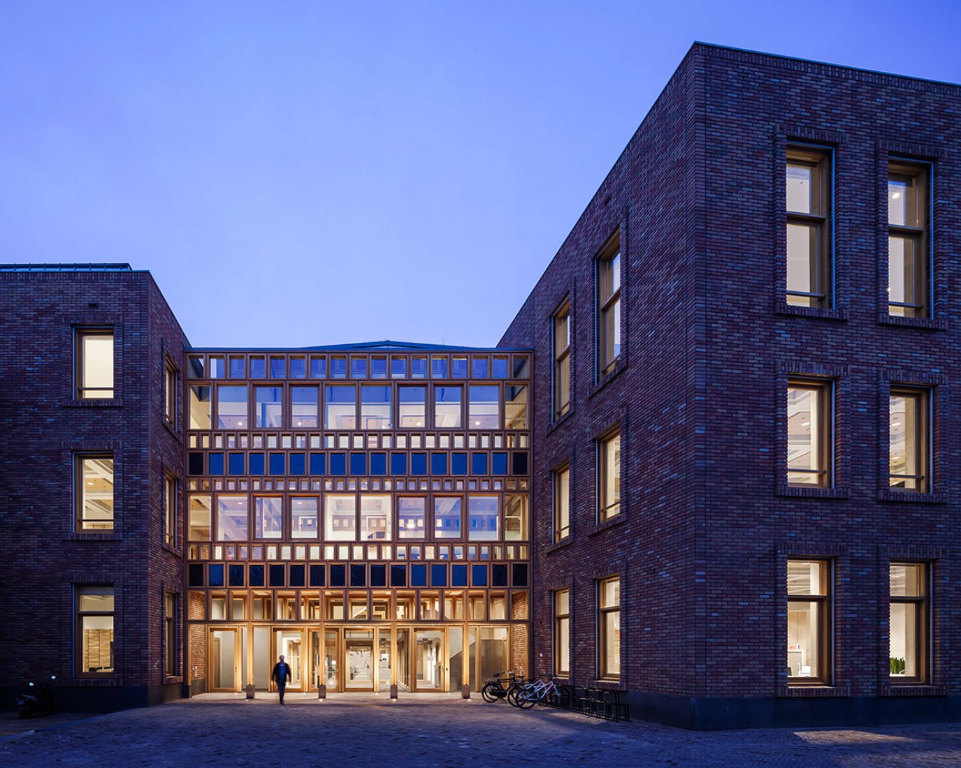 Vista exterior acceso de noche. Ayuntamiento de Deventer por Neutelings Riedijk Architecten. Fotografía © Scagliola Brakkee / © Neutelings Riedijk Arquitectos.