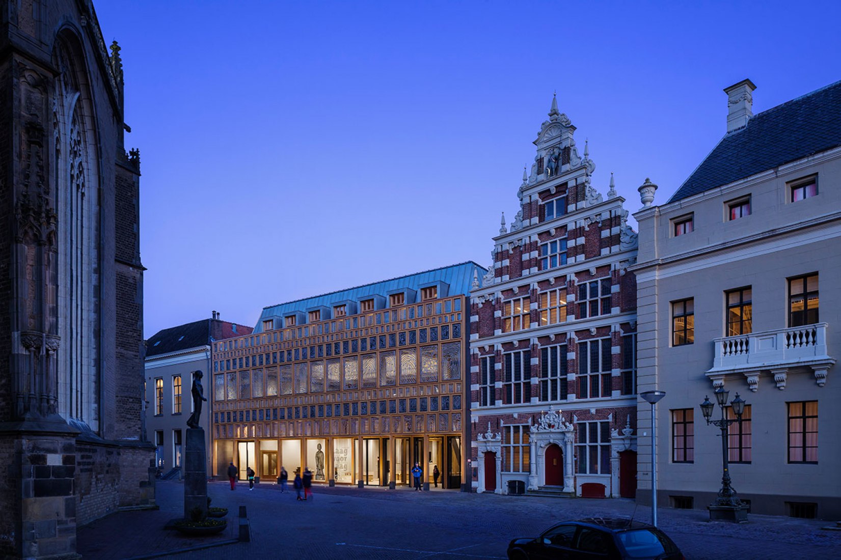 Vista exterior acceso de noche. Ayuntamiento de Deventer por Neutelings Riedijk Architecten. Fotografía © Scagliola Brakkee / © Neutelings Riedijk Arquitectos.