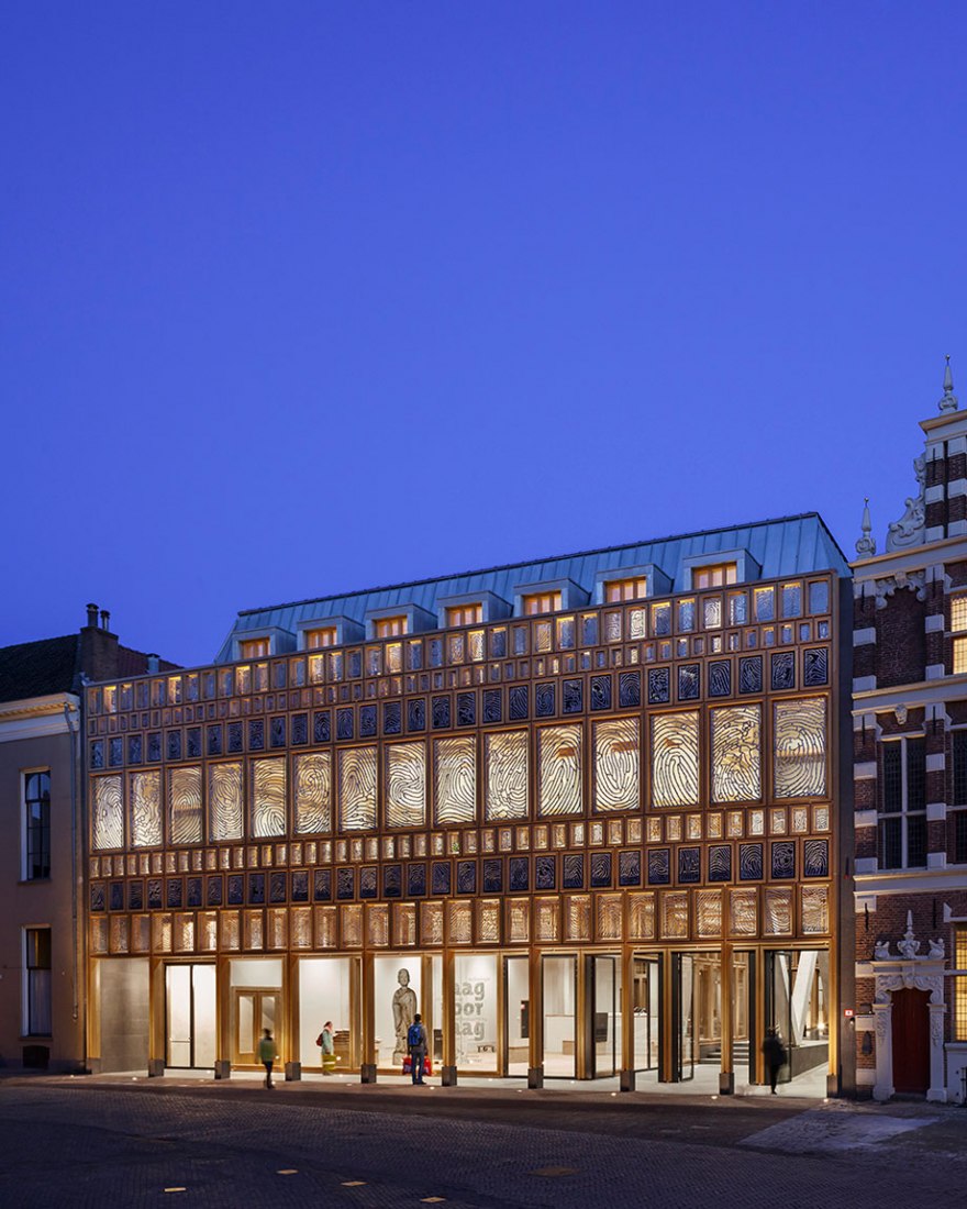 Vista exterior acceso de noche. Ayuntamiento de Deventer por Neutelings Riedijk Architecten. Fotografía © Scagliola Brakkee / © Neutelings Riedijk Arquitectos.