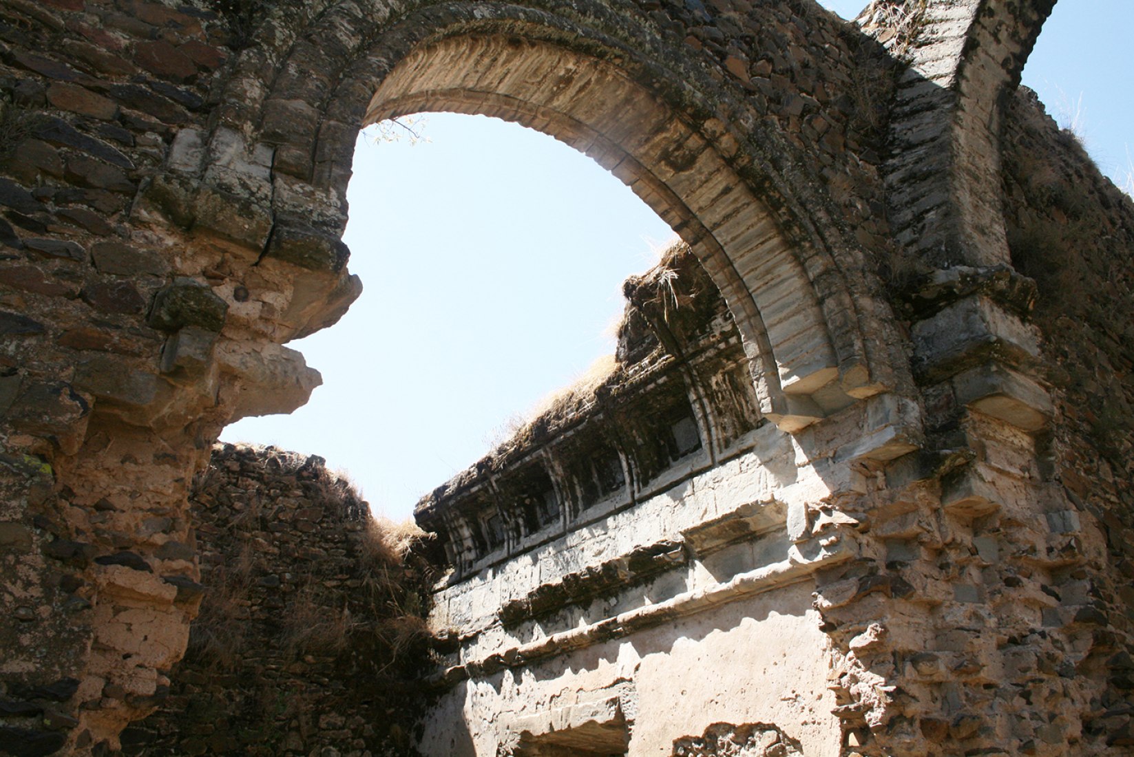 Vista exterior. Restauración del Palacio del Emperador Susenyos y la catedral jesuita de Dänqaz por W+G Arquitectos. Fotografía cortesía de W+G Arquitectos.