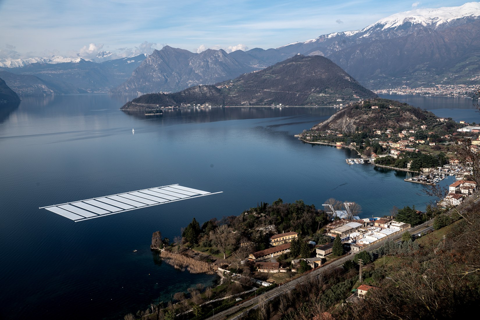 Aerial view of the project’s building yard on the Montecolino peninsula (left) and the parking area for the thirty 100 by 16 meter sections on Lake Iseo (right), April 2016. Image © Wolfgang Volz.