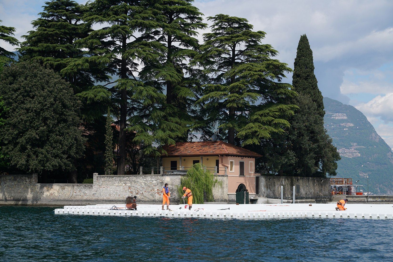 Workers start to encircle the island of San Paolo with the first floating elements, April 2016. Image © Wolfgang Volz.