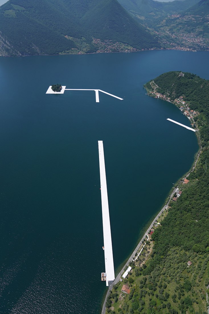 One by one, workers install the 100 by 16 meter sections to connect the island of San Paolo with the island of Monte Isola, May 2016. Image © Wolfgang Volz.