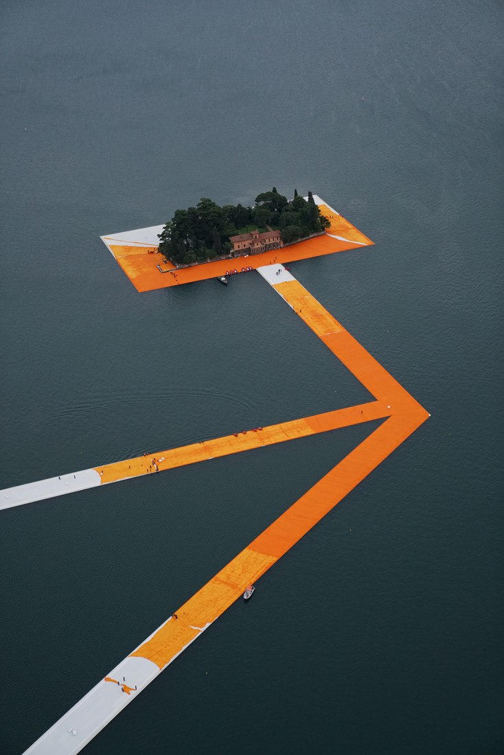 In the evening of June 15, hundreds of workers start to unfurl 1000,000 square meters of shimmering yellow fabric on the piers and pedestrian streets in Sulzano and Peschiera Maraglio. Image © Wolfgang Volz.