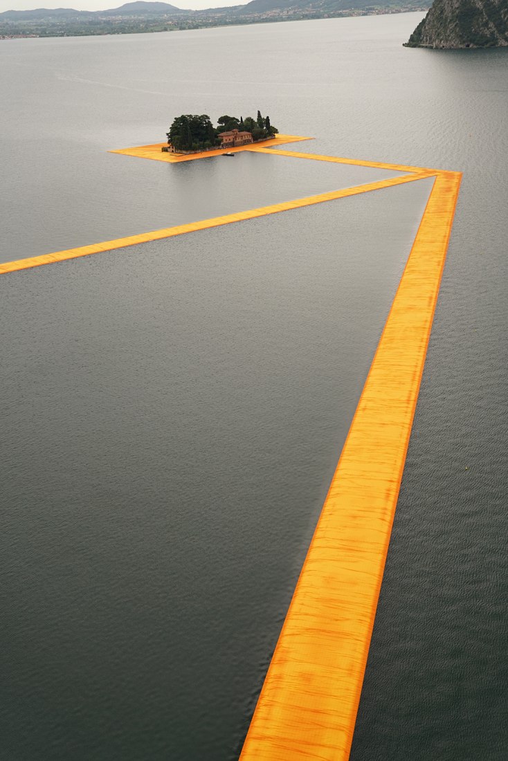 In the morning of June 16, unfurling of 1000,000 square meters of shimmering yellow fabric on the piers and pedestrian streets in Sulzano and Peschiera Maraglio is nearly completed. Image © Wolfgang Volz.