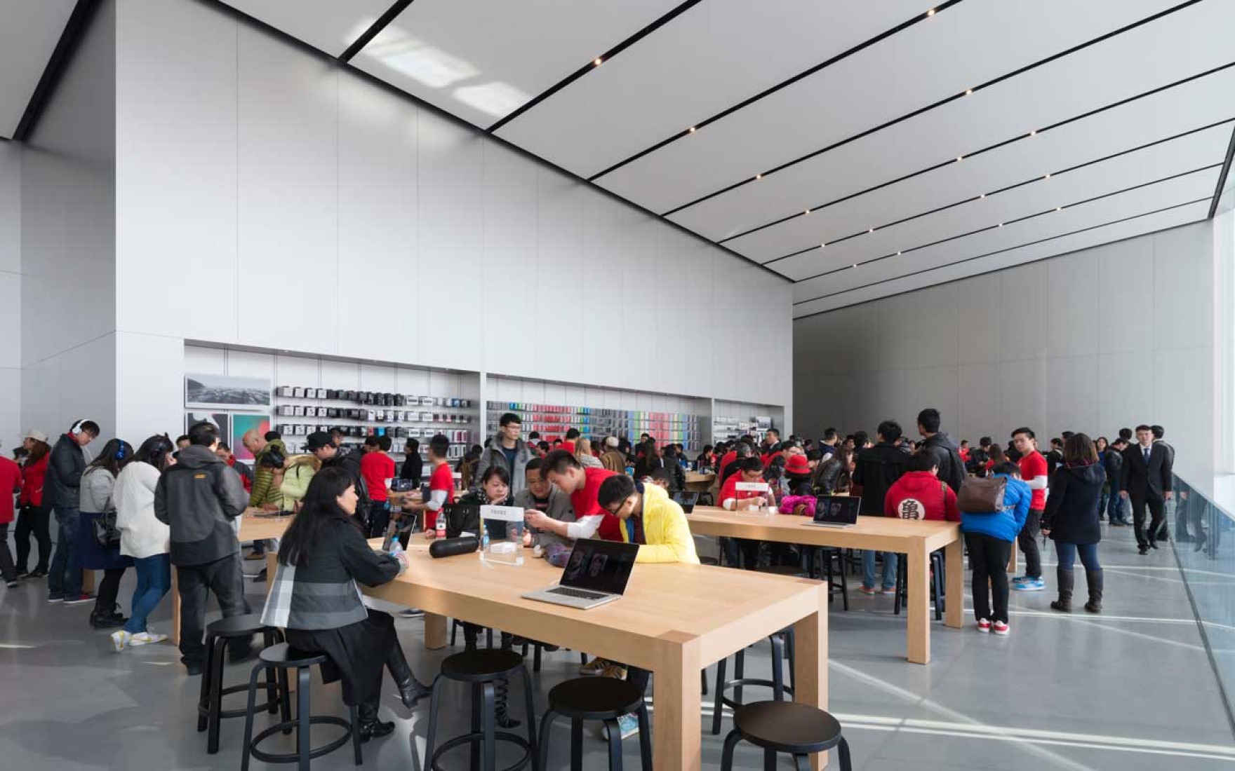 Apple store in Hangzhou by Foster + Partners. Photography courtesy of Apple