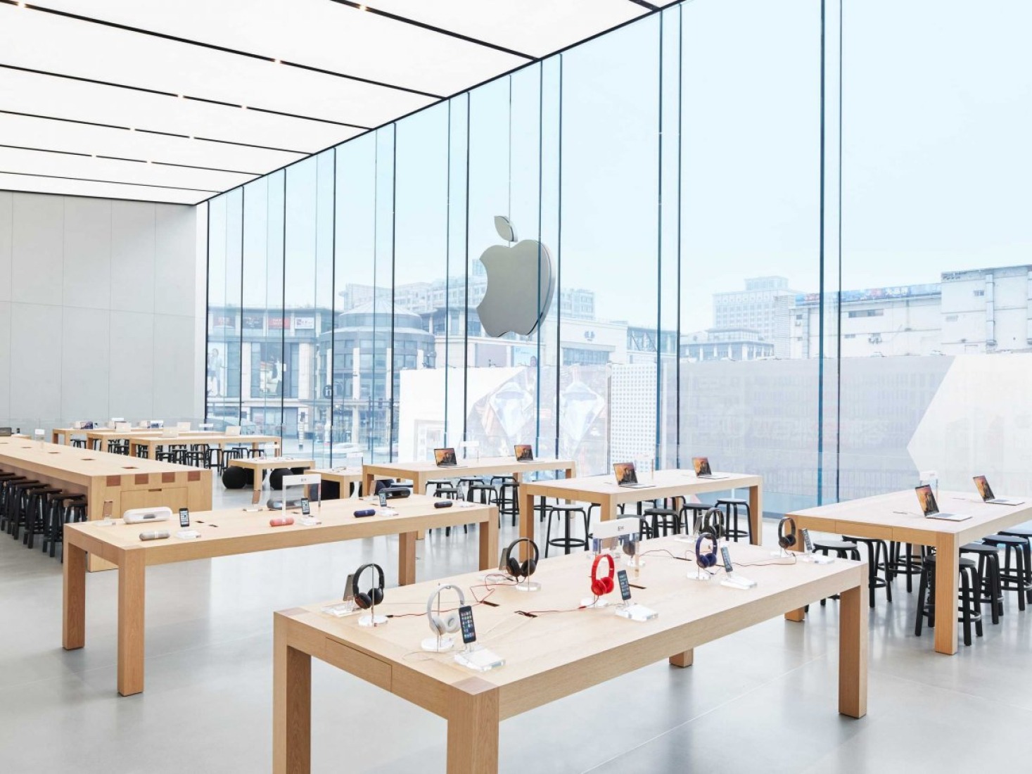 Apple store in Hangzhou by Foster + Partners. Photography courtesy of Apple