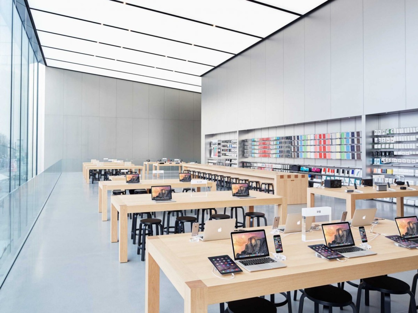 Apple store in Hangzhou by Foster + Partners. Photography courtesy of Apple