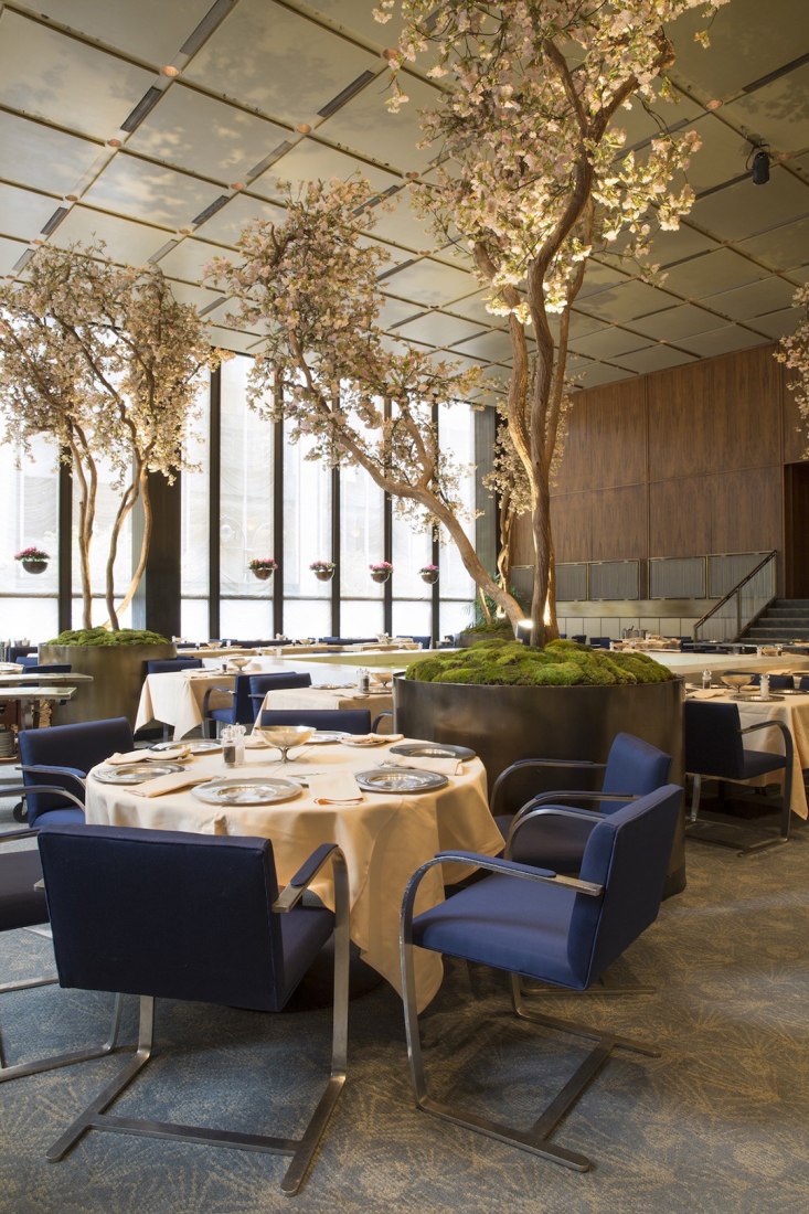 Inside view. The FoVista interior. El Four Seasons por Philip Johnson. Fotografía cortesía de Wright.ur Seasons Restaurant by Philip Johnson. Image courtesy of Wright.