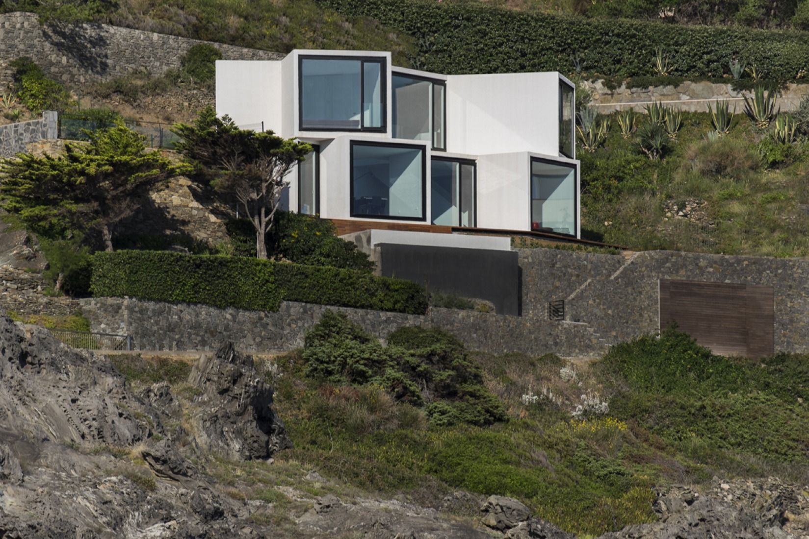 Exterior view of the Sunflower House by Cadaval & Solá Morales. Photography © Sandra Pereznieto.