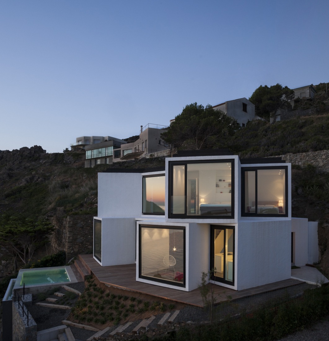 Exterior view of the Sunflower House by Cadaval & Solá Morales. Photography © Sandra Pereznieto.