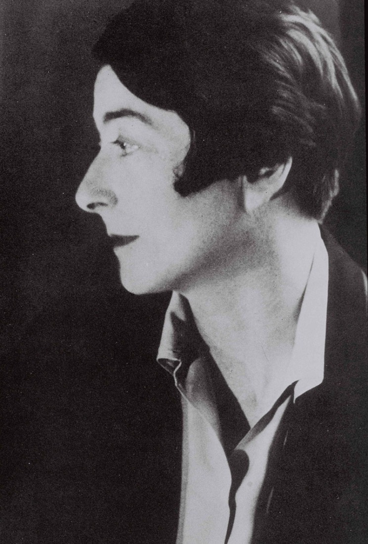 A portrait of Eileen Gray in Paris, 1926. Photograph © Berenice Abbott.