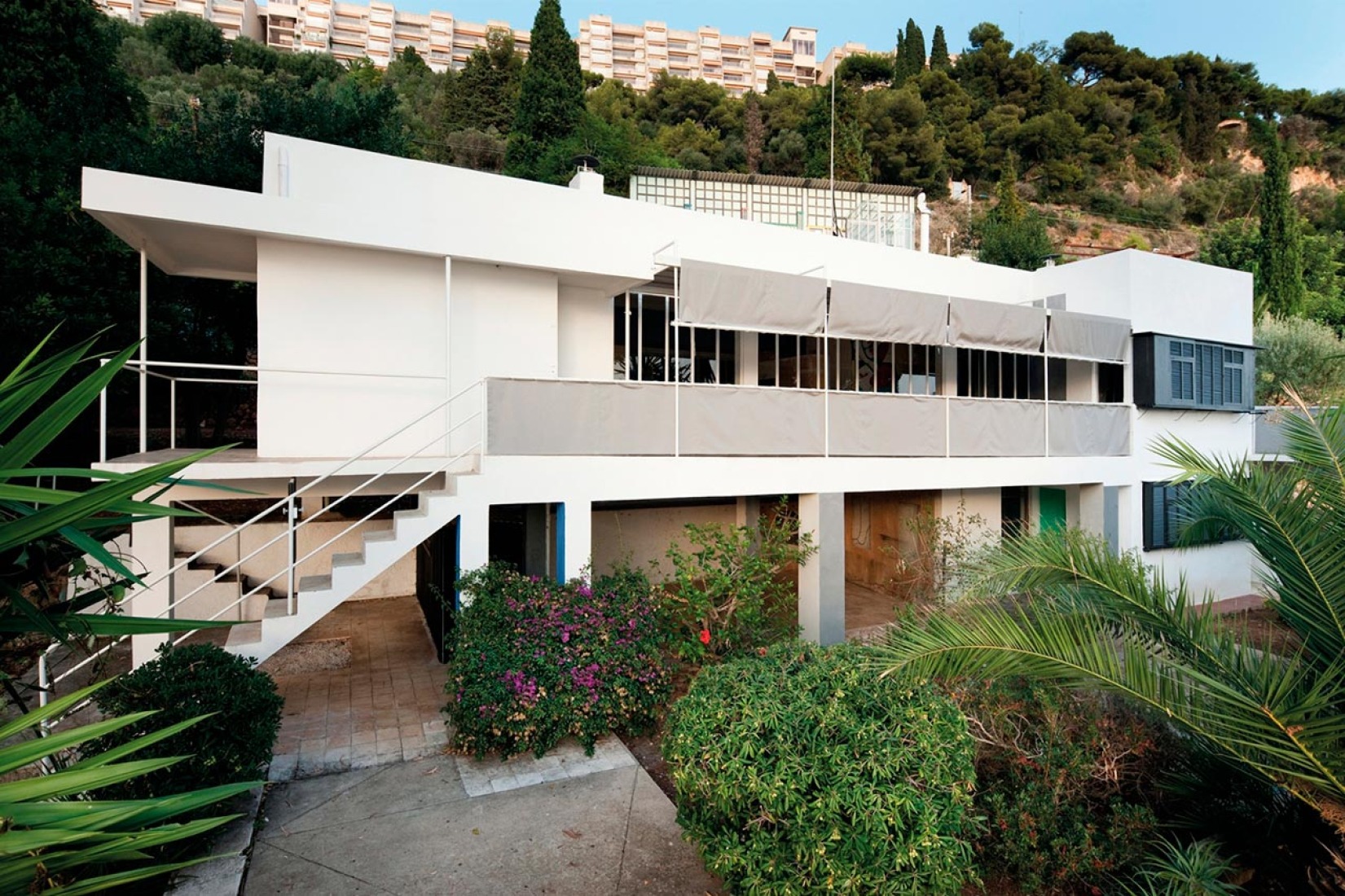 The house was based on Gray’s studies of wind and sun, and on its position on a steep slope descending to the sea.  Photograph © Manuel Bougot. 