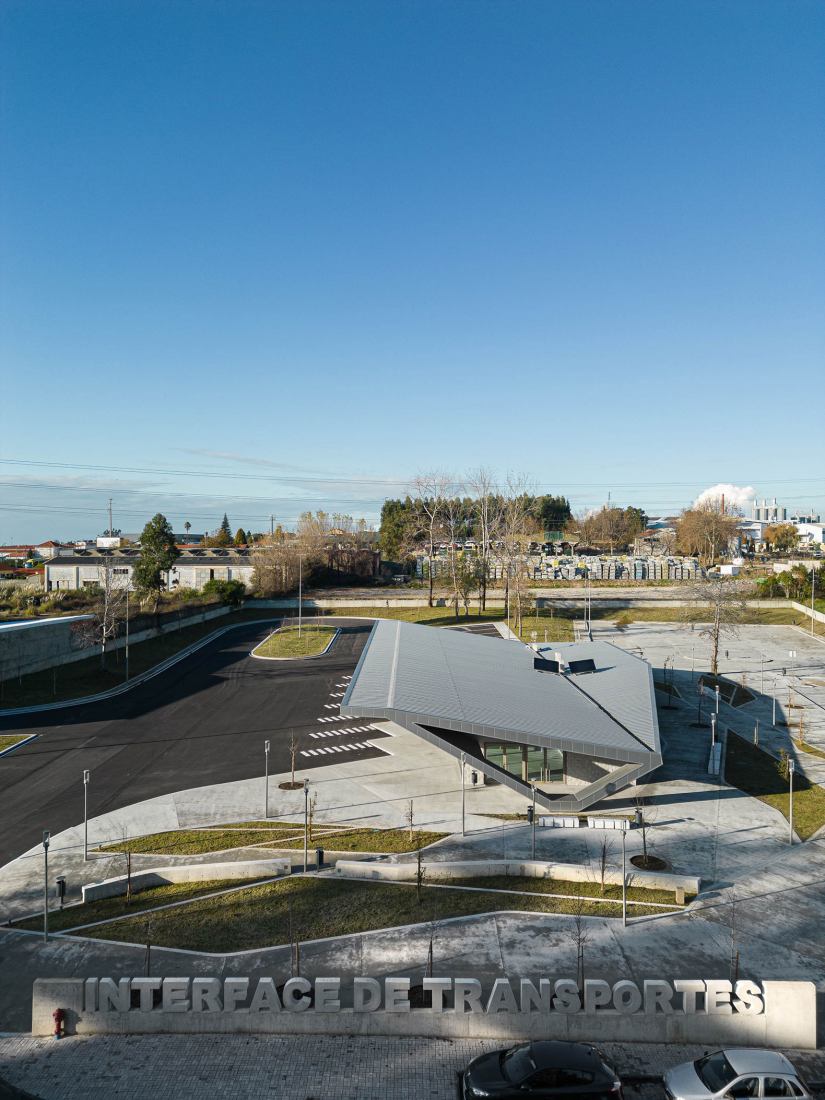 Interface de Transportes Lourosa-Fiães by Atelier d’Arquitectura Lopes da Costa. Photograph by Ivo Tavares Studio.